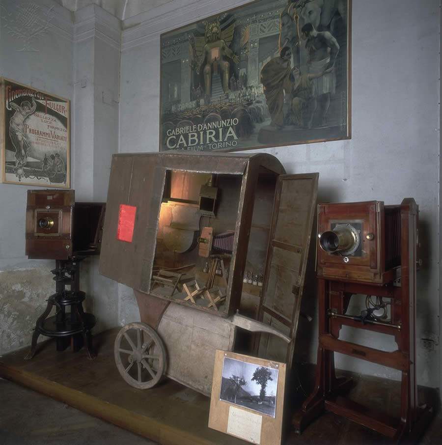 Laboratório fotográfico transportável de 1870 - Créditos: Alinari Archives / Universal Images Group / Briannica ImageQuest