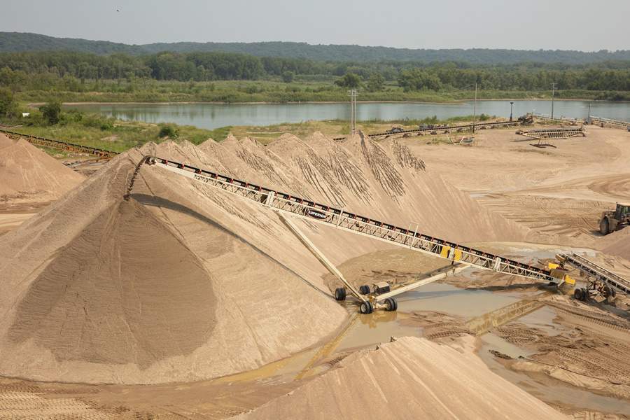 Agregados empilhados em grande quantidade e mistura homog&ecirc;nea facilitam o dia-a-dia das pedreiras