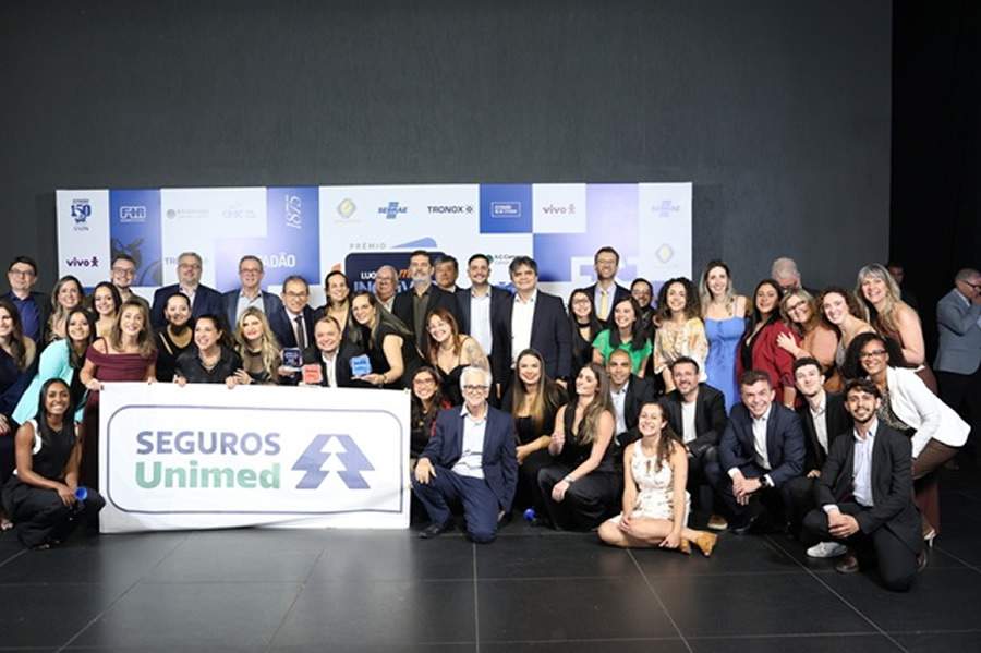 Representantes da Seguros Unimed, vencedora na categoria Empresa de Grande Porte do prêmio Lugares Mais Incríveis para Trabalhar