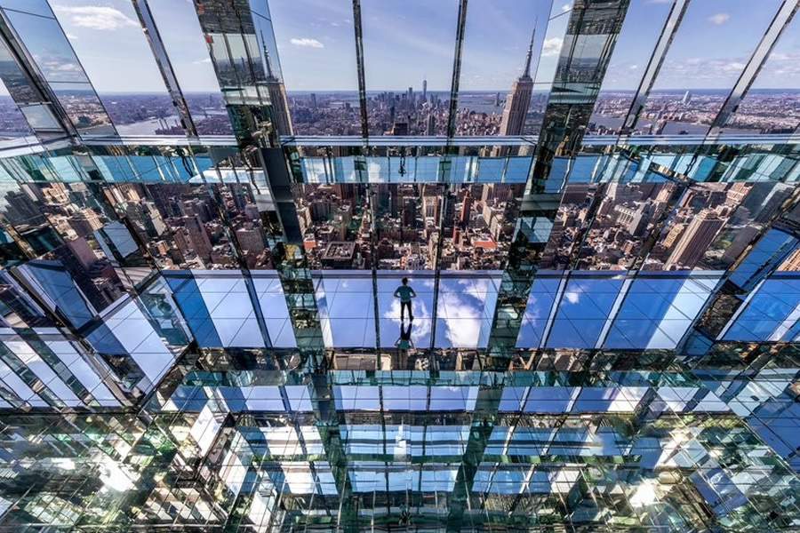 A experiência de arte imersiva Summit One Vanderbilt, inaugurada no fim de 2021, inclui um observatório com vistas espetaculares e o único elevador externo de vidro da cidade, o ASCENT (Crédito: Divulgação)