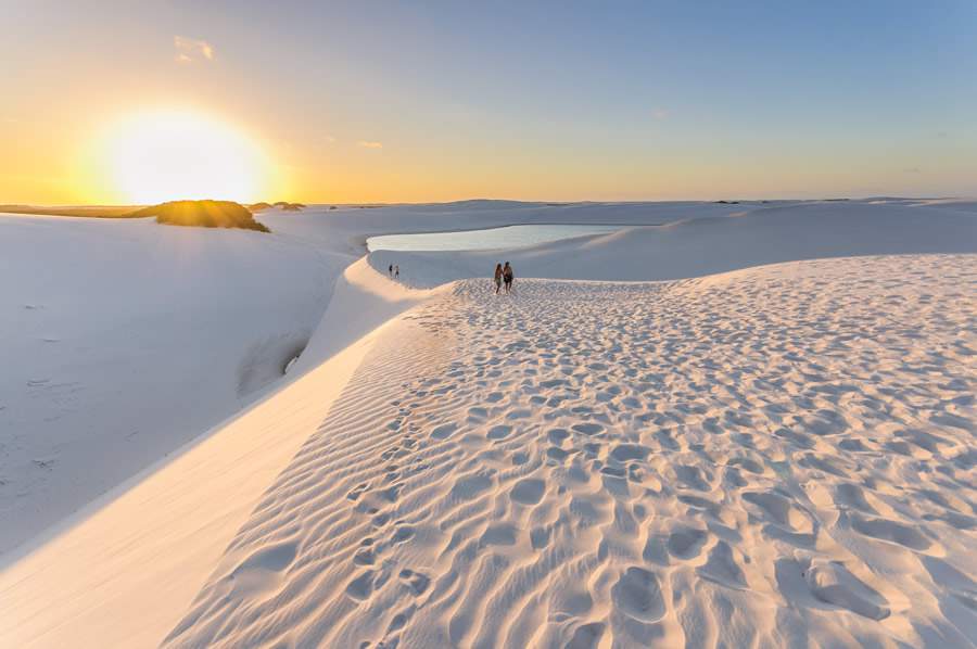 Pôr-do-sol no Parque Nacional dos Lençóis Maranhenses - DLaurini (Creative Commons)
