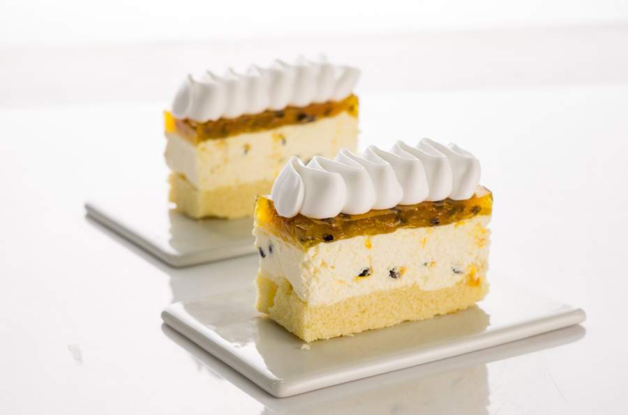 Torta mousse de maracujá em fatias