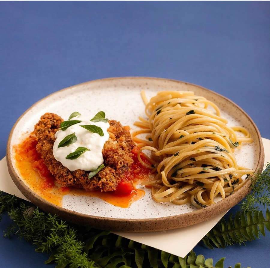 Macarrão e bife à milanesa - versão moderna da Sax Coffee traz o milanesa de angus e linguini na manteiga de sálvia, acompanhados com o molho de tomate da casa e stracciattela de burrata - Divulgação
