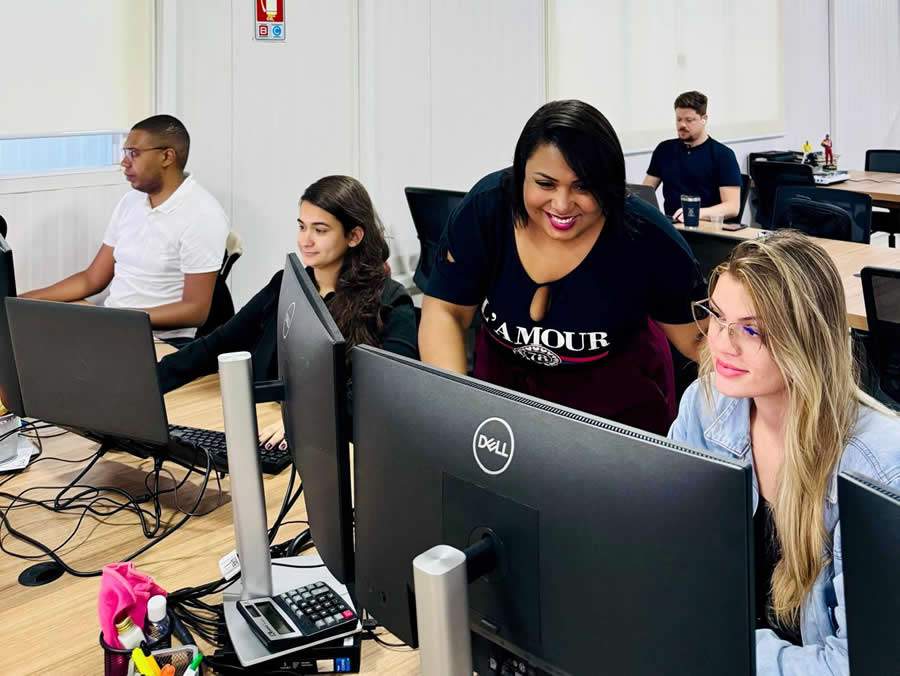 Promoção da felicidade corporativa pode melhorar a produtividade, a criatividade e a saúde física e mental dos trabalhadores - Divulgação