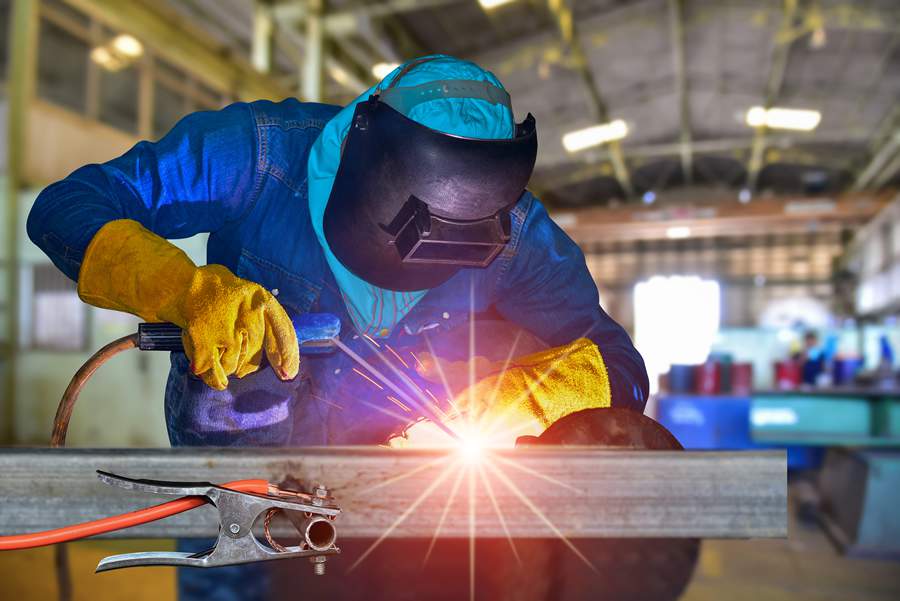  Por trás de grandes estruturas metálicas, componentes automotivos e equipamentos de alta tecnologia, há sempre mãos habilidosas de homens e mulheres soldadores - Shutterstock - Divulgação/CFT