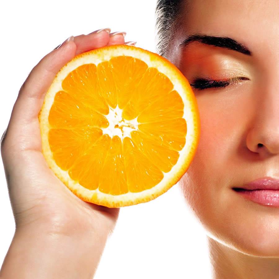 Recomend&aacute;vel aos 20, indispens&aacute;vel ap&oacute;s os 30: veja todos os benef&iacute;cios da Vitamina C em cosm&eacute;ticos