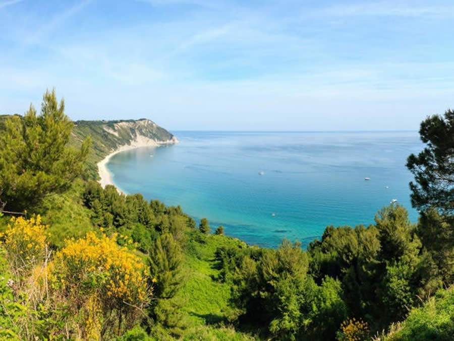 Conero - Na terra do famoso poeta italiano Giacomo Leopardi: onde o mar encontra o &quot;Infinito&quot; - Fotos de RTEMagicC - Italia.it