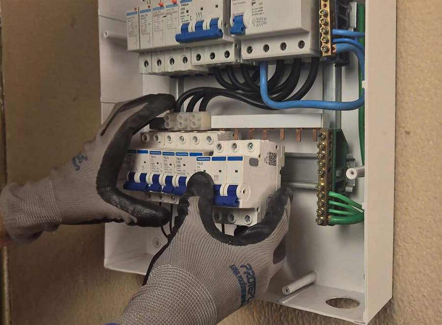 No ambiente Conectar+ da Tramontina, eletricistas e outros profissionais têm acesso às videoaulas gratuitas que orientam sobre aplicações técnicas seguras e valorização do trabalho. (Tramontina/Divulgação)