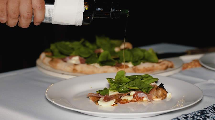 Umas das pizzas mais pedidas na Pizzaria Geppeto leva queijo, presunto parma e rúcula - Artur Pinho