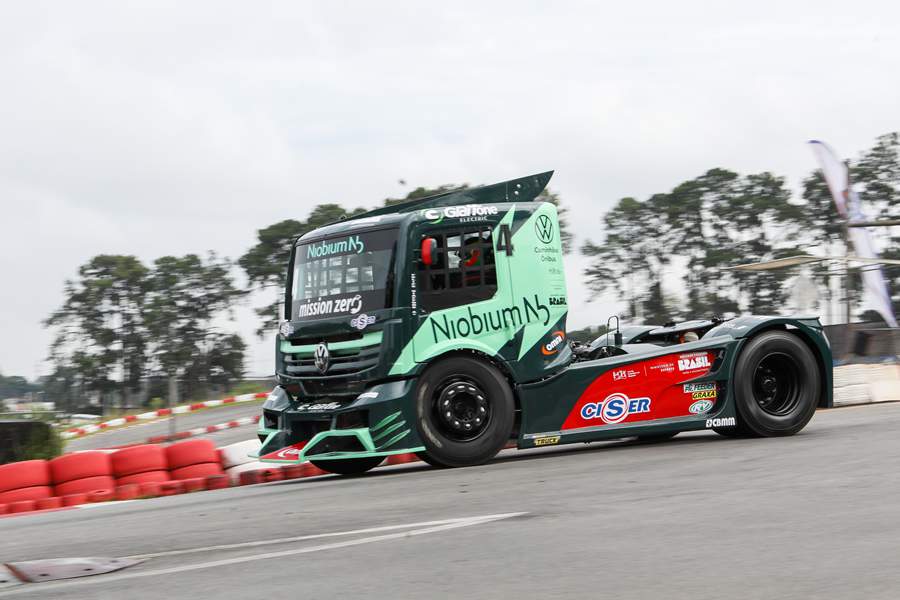 Primeiro caminh&atilde;o de corrida h&iacute;brido el&eacute;trico do mundo estreia na Copa Truck 2023