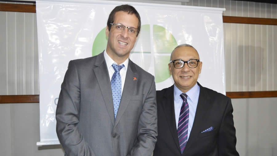 Da esquerda pra direita: O Presidente da Travelers Brasil, Leonardo Semenovitch e o Presidente do Clube dos Seguradores da Bahia, Fausto Dórea.