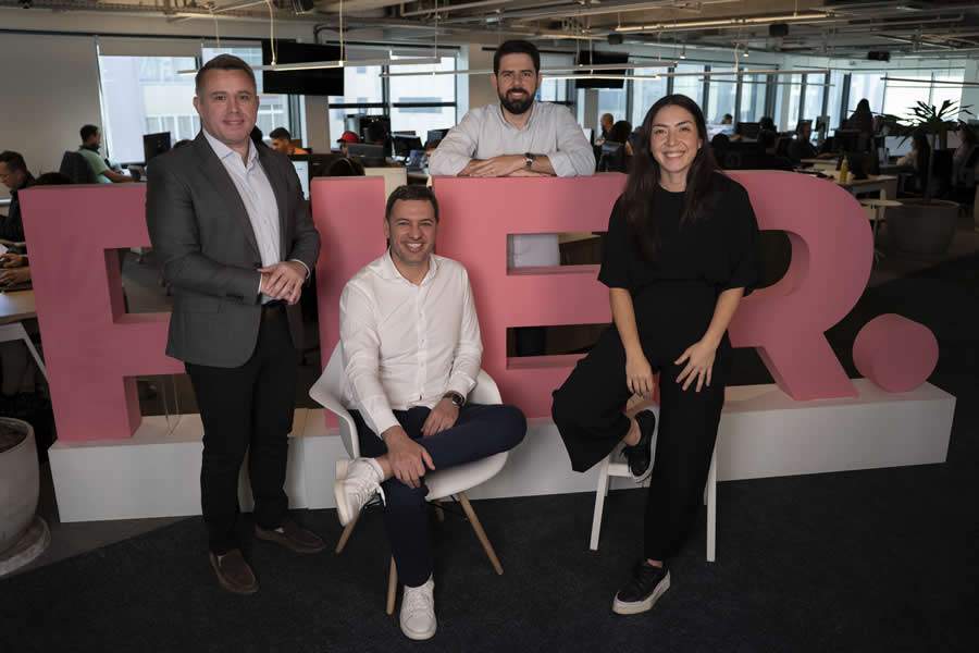 Flávio Rewa (CCO), Igor Mascarenhas (CEO), Victor Horta (CPO) e Camila Kataguiri (co-CEO). Crédito de Imagem Rafael Merino