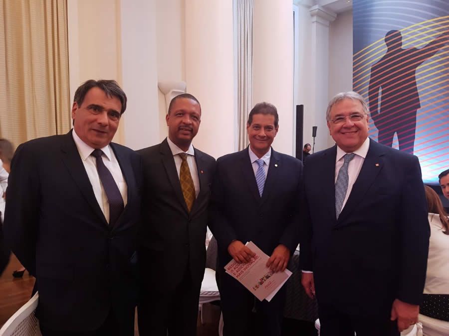 Legenda da Foto: Da esquerda para a direita: o presidente da Escola Nacional de Seguros, Robert Bittar, ao lado de Carlos Ivo Gon&ccedil;alves, presidente do CVG-RJ, Armando Vergilio, presidente da Fenacor, e M&aacute;rcio Coriolano, presidente da CNseg.