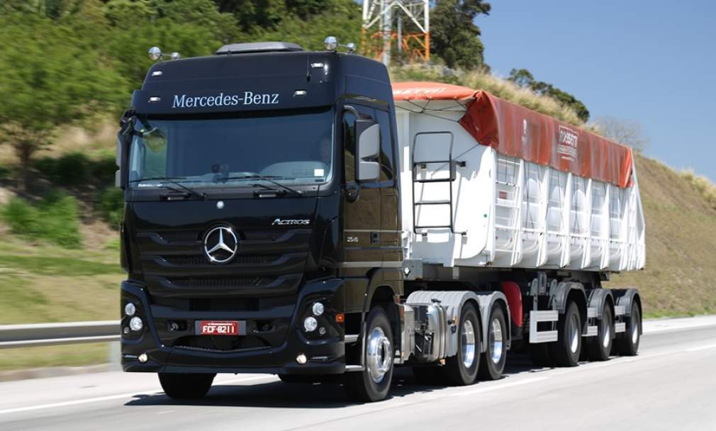 Caminhões Mercedes-Benz asseguram versatilidade e produtividade no transporte de revestimentos para a construção