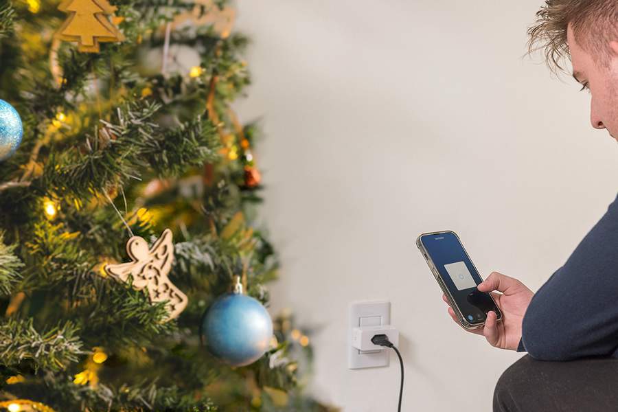 Plugue smart controla as luzes natalinas com seguran&ccedil;a e economia de energia