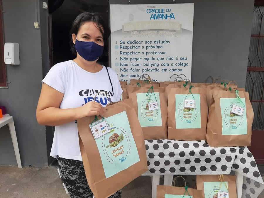 Entrega de kits de fabrica&ccedil;&atilde;o de chocolates para o curso profissionalizante promovido pela BB Seguros em parceria com o Projeto Craque do Amanh&atilde;