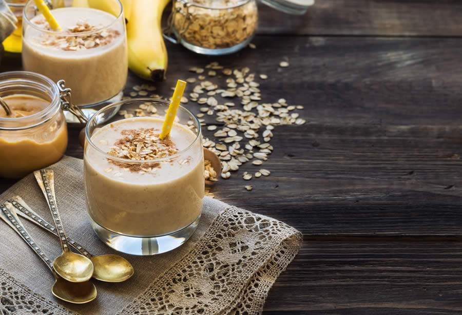 Mondial sugere saborosa receita de smoothie de banana, aveia, leite de coco e mel