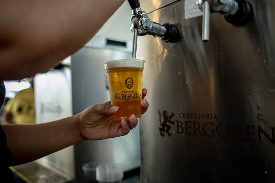 Com pandemia, cresce procura por m&eacute;todos de fabrica&ccedil;&atilde;o de cerveja em casa, e marcas apostam em cursos que ensinam como preparar a bebida