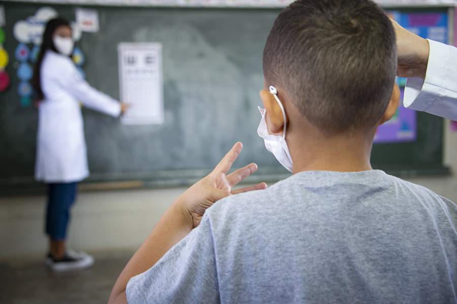 Aplica&ccedil;&atilde;o de testes de acuidade visual, antes da Pandemia - Gabriela Oliveira