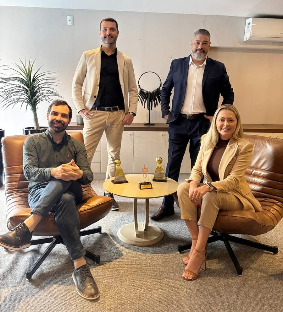 Sentados: Tauã Masseroni, diretor da Oxxy Seguradora, e Mari Fernandes, superintendente comercial. De pé: Pedro Duvanel (gerente comercial, à esq.) e Felipe Carvalho (gestor comercial)