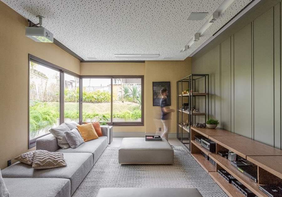 A tecnologia nos lares j&aacute; &eacute; uma realidade para muitas fam&iacute;lias, indo desde acionamento de luz e som ao controle de janelas e toldos. Unindo as facilidades do mundo moderno com a base s&oacute;lida dos conhecimentos de arquitetura e decora&ccedil;&atilde;o, os profissionais da &aacute;rea unem o moderno e o cl&aacute;ssico para criar ambientes otimizados e funcionais. | Projeto: Patricia Penna Arquitetura &amp; Design | FOTO: Leandro Moraes