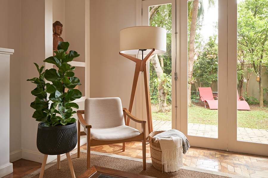 Vers&aacute;til e com um design atemporal, a Poltrona Am&ecirc;ndoa (R$2.733,00) integra a decora&ccedil;&atilde;o da sala de estar e acrescenta beleza e conforto ao espa&ccedil;o. Podendo ser usada em outros ambientes da casa, a pe&ccedil;a &eacute; um dos m&oacute;veis que s&atilde;o marcados pela multifuncionalidade | Foto: Richard Cheles