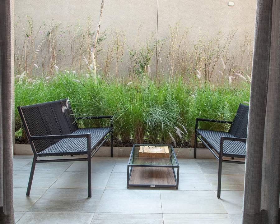 Nesta varanda, em que h&aacute; incid&ecirc;ncia de sol e vento, as profissionais do escrit&oacute;rio Dantas &amp; Passos Arquitetura, trabalharam com bancos de alum&iacute;nio com corda n&aacute;utica da Tidelli | Foto: Luis Gomes