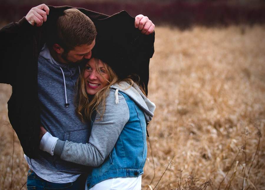 Maioria dos relacionamentos iniciam ap&oacute;s longo per&iacute;odo de amizade, diz estudo