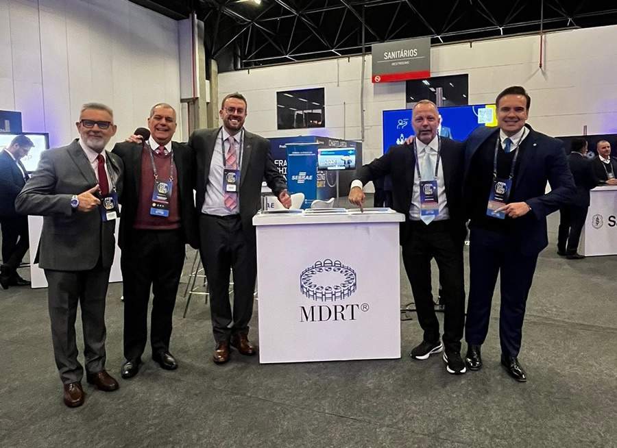 Fotos: Felipe Sousa, presidente Brasil (Country Chair Brazil) da MDRT, em sua apresenta&ccedil;&atilde;o; membros da MDRT no evento