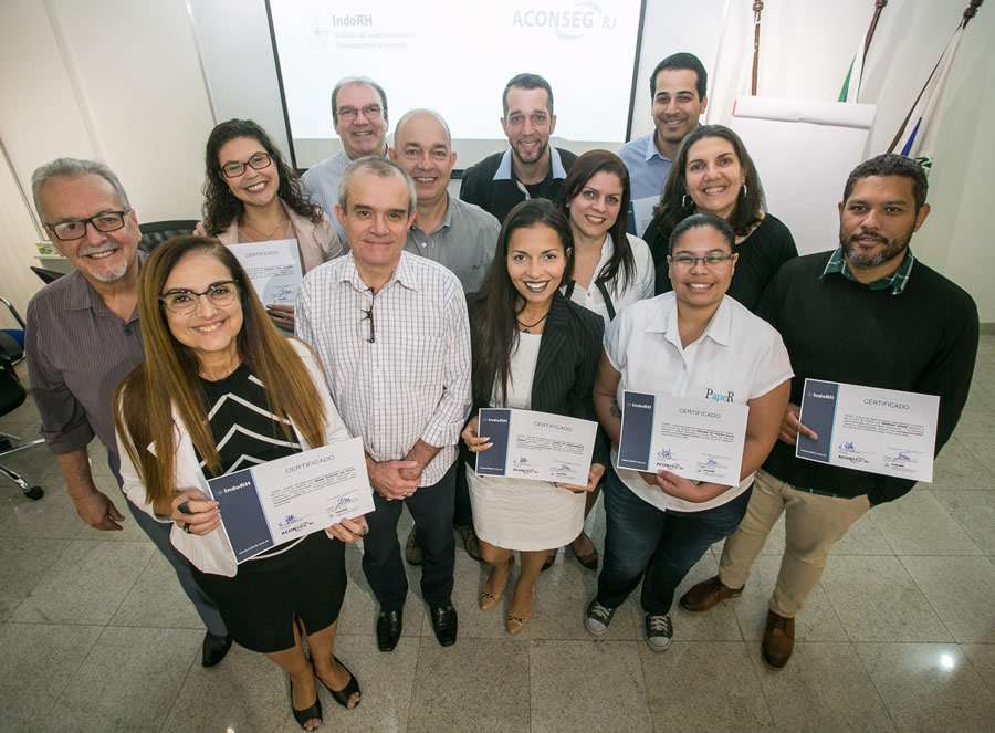 Alunos recebem certificado de curso promovido pela Aconseg-RJ e IndoRH