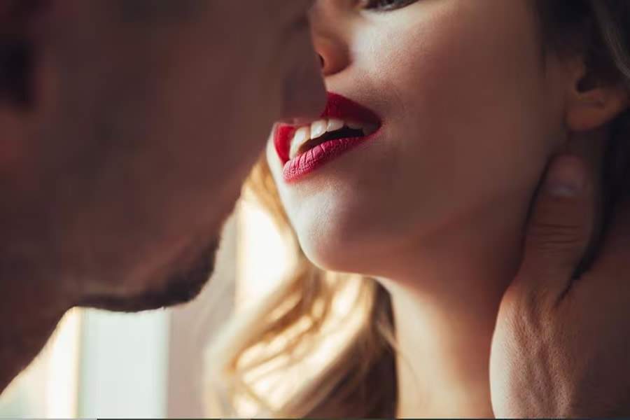 Durante o beijo, vírus e bactérias presentes na saliva e na secreção respiratória podem causar doenças - Freepik