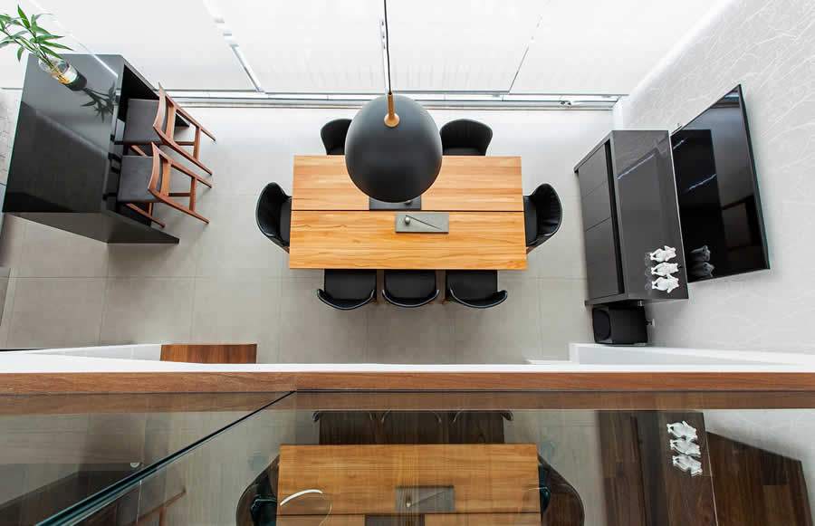 Karina Korn assina projeto de interiores deste apartamento com p&eacute;-direito de 5 m | Foto: Eduardo Pozella