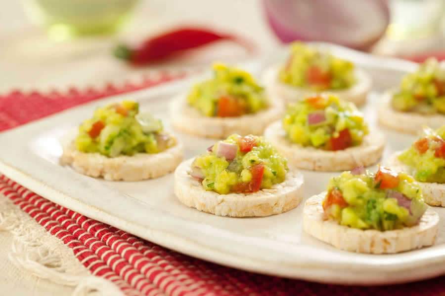 Biscoito de arroz com pimenta e guacamole