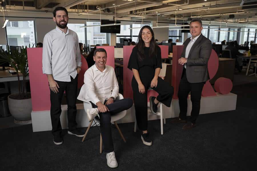 Victor Horta (CPO), Igor Mascarenhas (CEO), Camila Kataguiri (co-CEO) e Flávio Rewa (CCO). Crédito de Imagem Rafael Merino