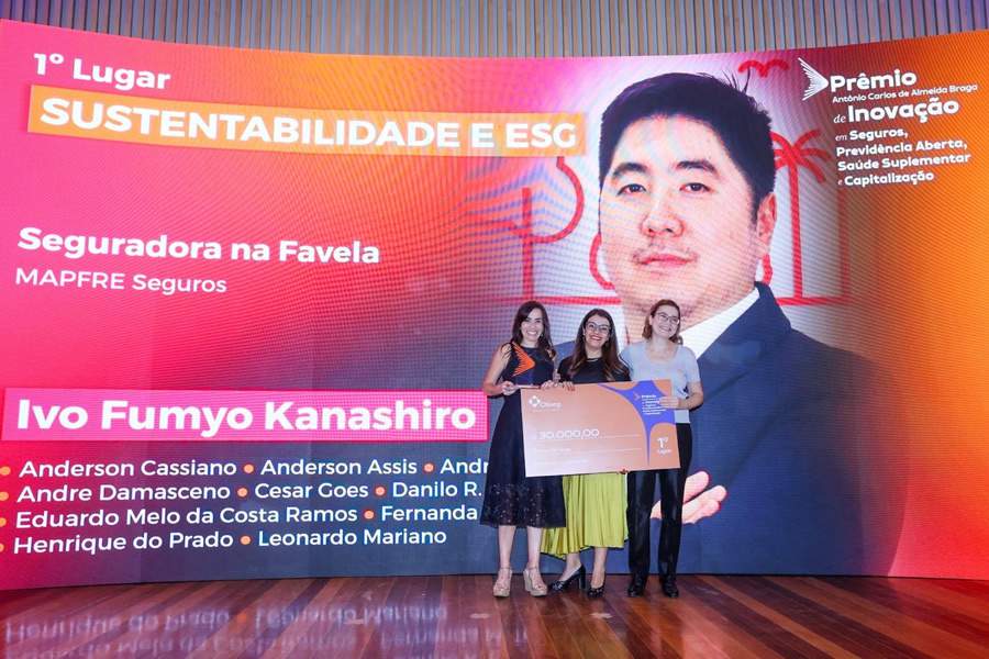 F&aacute;tima Lima, diretora de Sustentabilidade da MAPFRE, recebendo a premia&ccedil;&atilde;o na cerim&ocirc;nia da CNseg