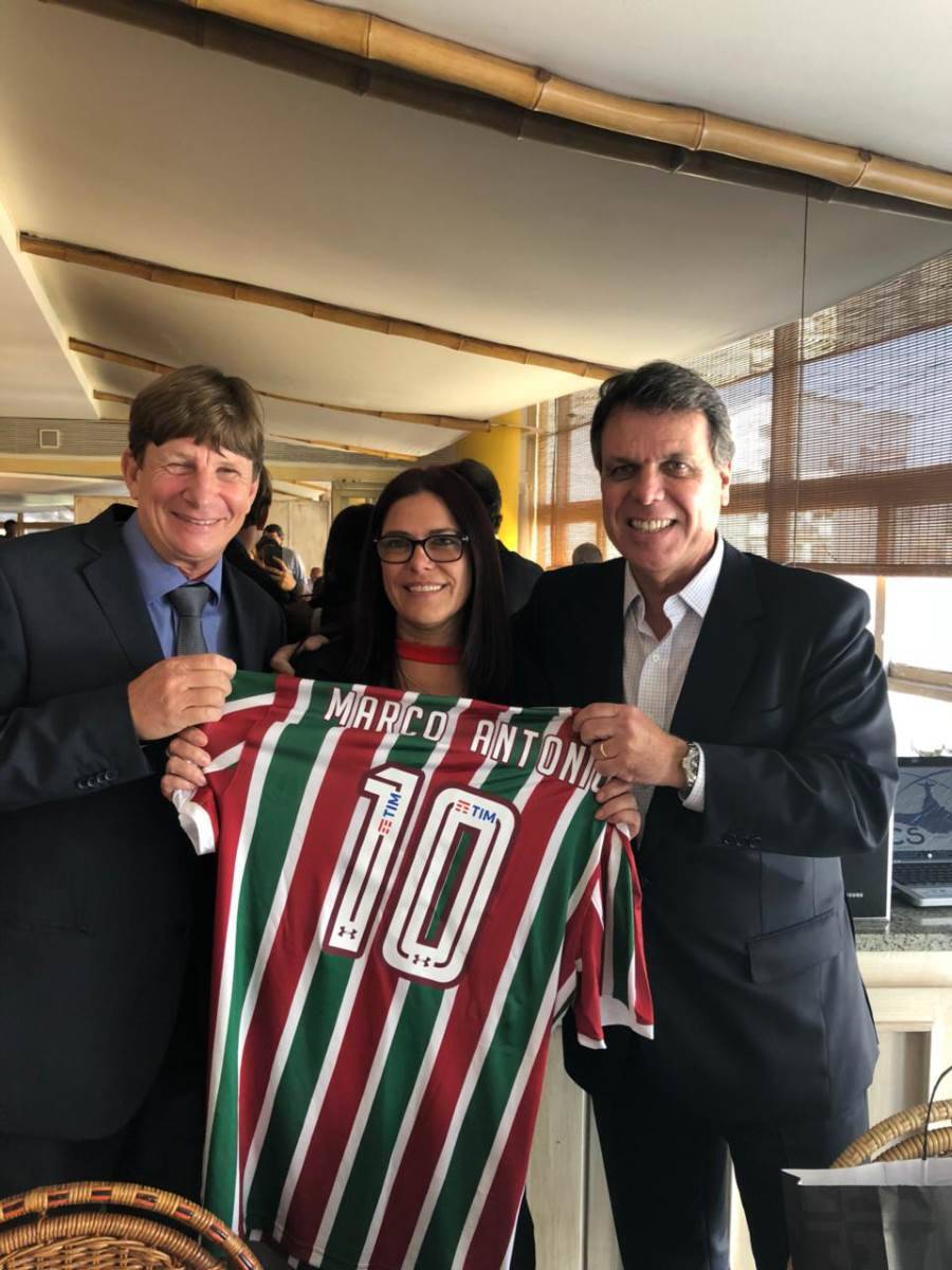 Legenda da Imagem: Marco Antonio ganhou presente dos associados do CCS-RJ