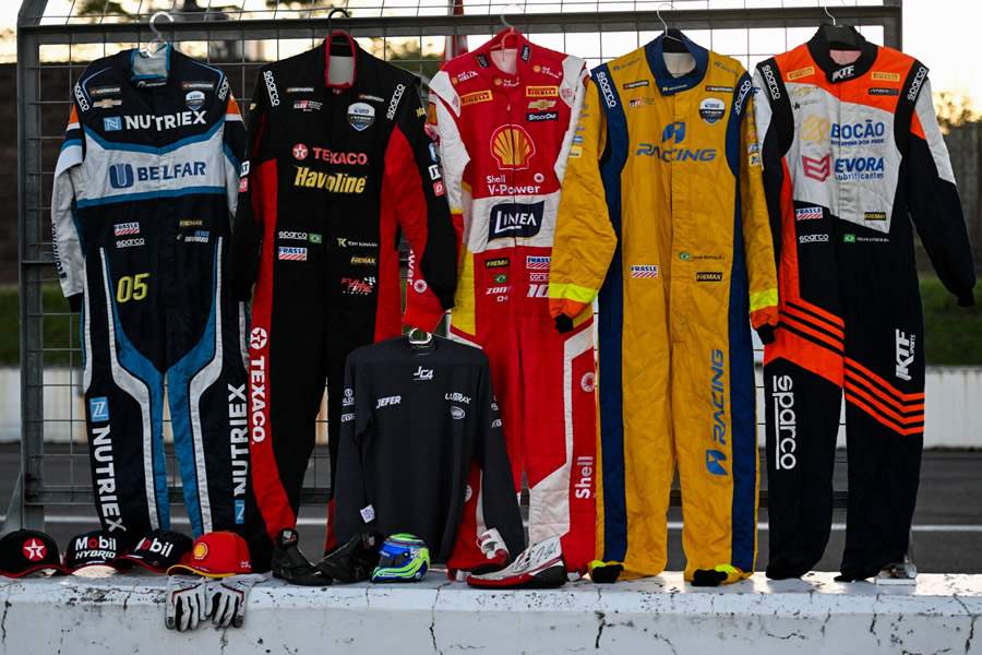   Alguns dos itens doados pelos pilotos: raridades valiosas para o automobilismo (Duda Bairros/Stock Car)