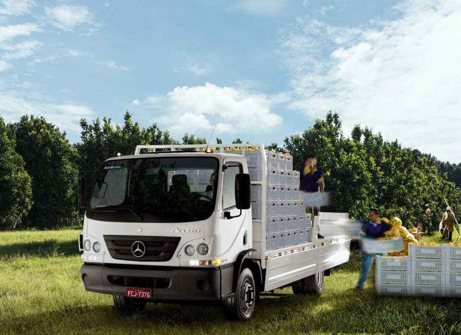 Mercedes-Benz promove test-drive com Accelo e Atego para motoristas na Ceasa de Maring&aacute;