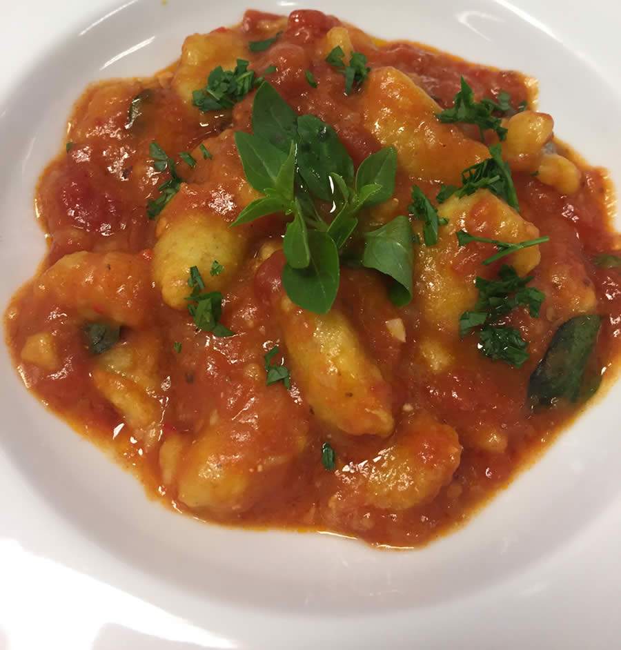 Nhoque de Banana Verde ao molho de Tomate e Melancia