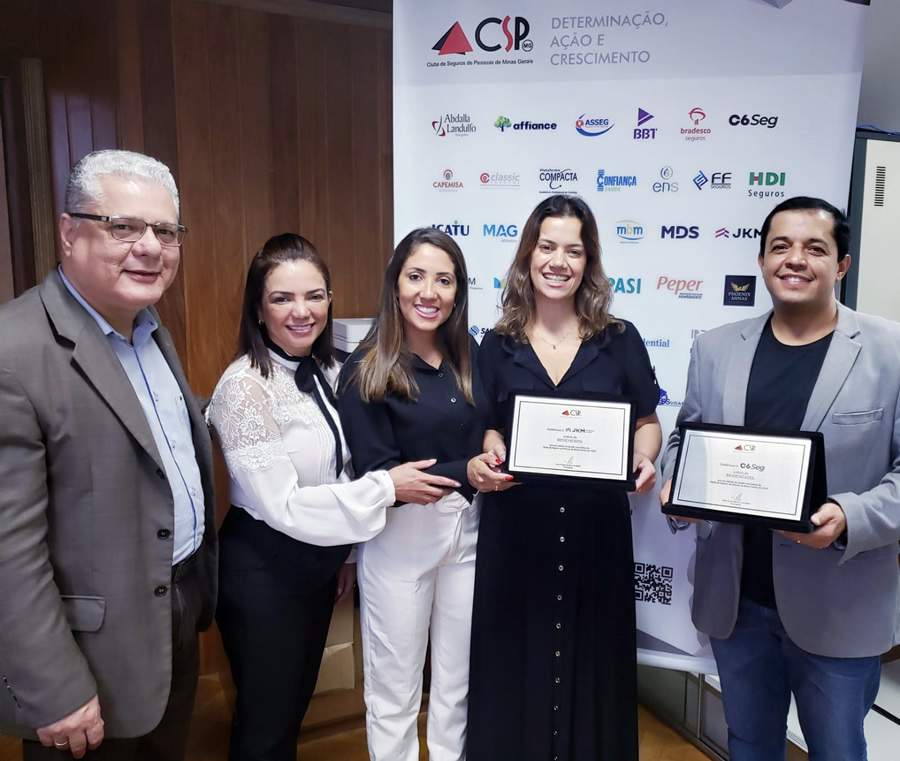 Jo&atilde;o Paulo Moreira de Mello (presidente do CSP-MG) entrega placas de ades&atilde;o &agrave; Joelma Domingues, Mariana Martins e Keila Guimar&atilde;es (diretoras da JKM Seguros Prime) e ao executivo Leonardo Fernandes (C6 Seg)