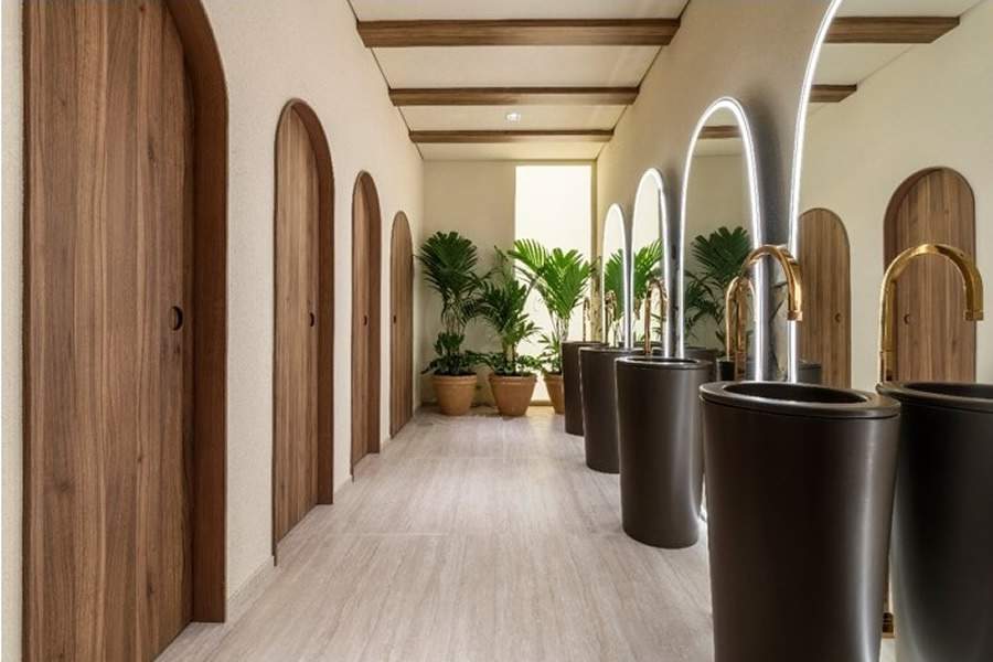  Vis&atilde;o ampla do Ba&ntilde;o Tulum, ambiente assinado escrit&oacute;rio Joe Filho Arquitetos para a 35&ordf; Edi&ccedil;&atilde;o da CASACOR S&atilde;o Paulo | Foto: Renato Navarro