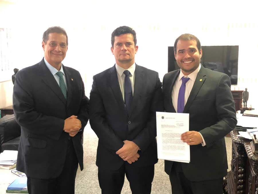 Armando Vergilio, presidente da Fenacor; Sérgio Moro, ministro da Justiça e Segurança Pública; e o deputado Lucas Vergilio (SD-GO).