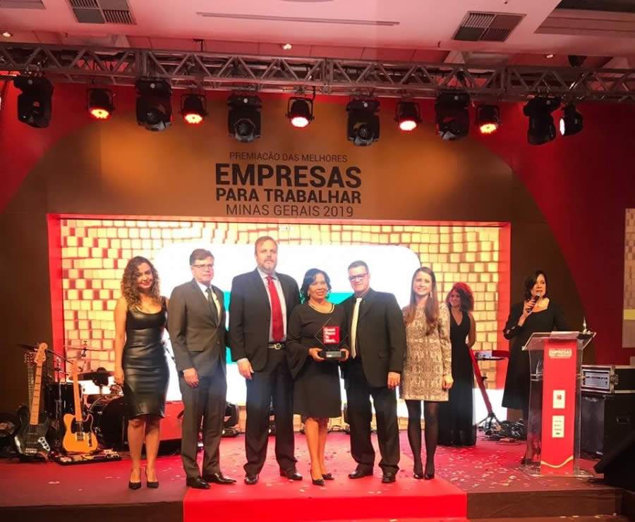 Da esquerda para &agrave; direita: Jos&eacute; An&iacute;sio Dias Cabral, gestor de Recursos Humanos, Cristiano Silva Rocha, superintendente de Neg&oacute;cios, Luciana Neri Couto, analista administrativo da Gest&atilde;o de Regula&ccedil;&atilde;o em Sa&uacute;de &ndash; representando os colaboradores, e Rodrigo Steves Bragan&ccedil;a, superintendente de Desenvolvimento e Relacionamento