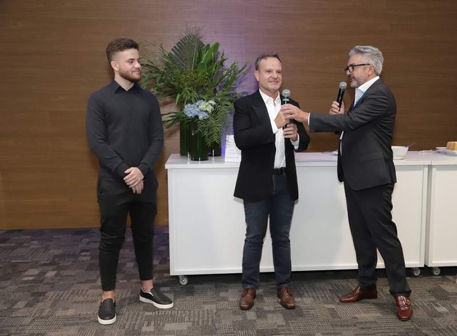 &Agrave; direita, Rivaldo Leite, vice-presidente Comercial e de Marketing da Porto, ao centro, o piloto piloto Rubens Barrichello e &agrave; esquerda, Fernando Barrichello, filho do piloto - Foto: Divulga&ccedil;&atilde;o.