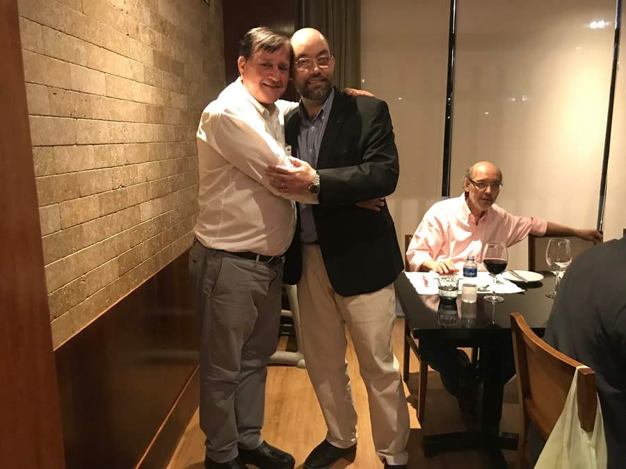 No jantar de fevereiro, Luis Cl&aacute;udio Freitas recebeu o distintivo da confraria do seu padrinho Gilberto Villela, diretor fianceiro do Clube da Bolinha &ndash; Foto: Divulga&ccedil;&atilde;o