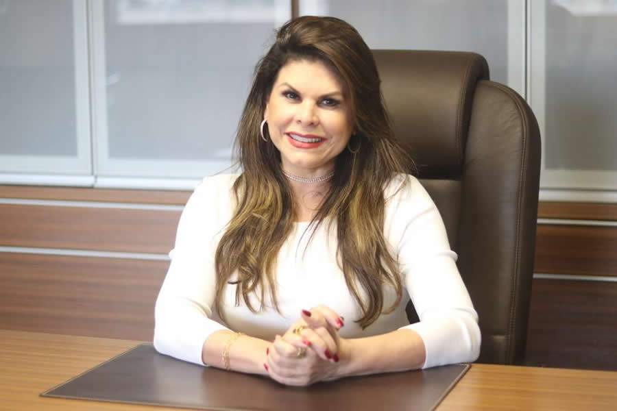 Dra. Janine Brito 5 - Cr&eacute;ditos Divulga&ccedil;&atilde;o Pinheiro Ferragens.jpg - Janine Brito (cr&eacute;ditos: divulga&ccedil;&atilde;o)