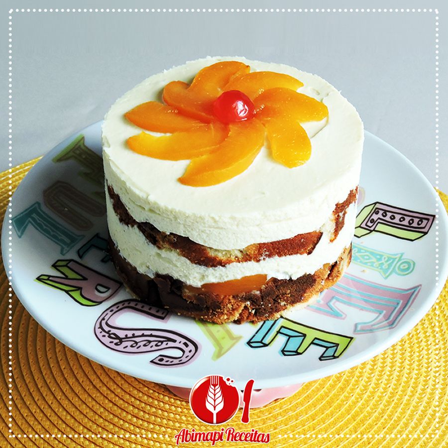 Bolo de leite em pó e pêssegos: refrescante e uma ótima sugestão para adoçar seu dia