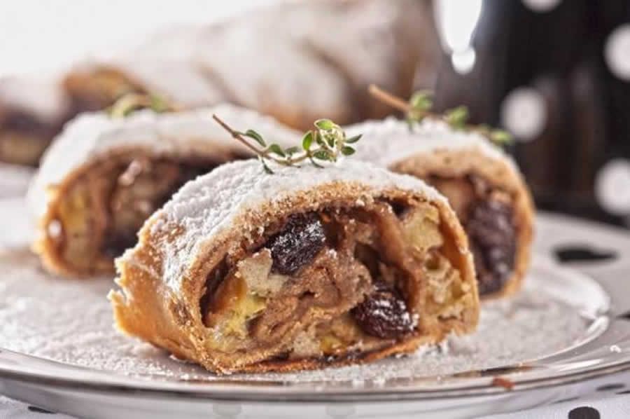 Strudel de banana e cappuccino