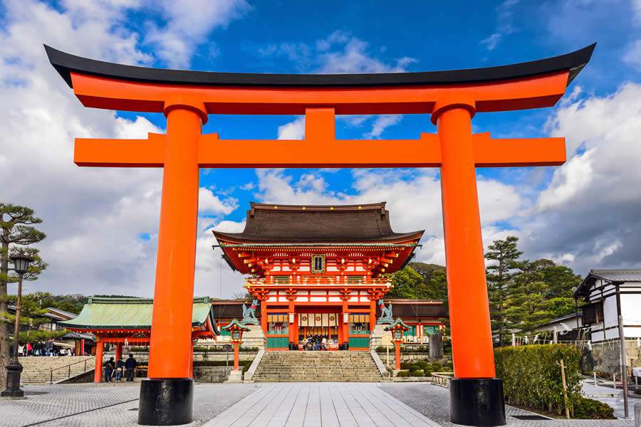 O santuário Fushimi Inari Taisha é dedicado à divindade da boa colheita e sucesso nos negócios e um dos principais cartões postais de Quioto - Shutterstock