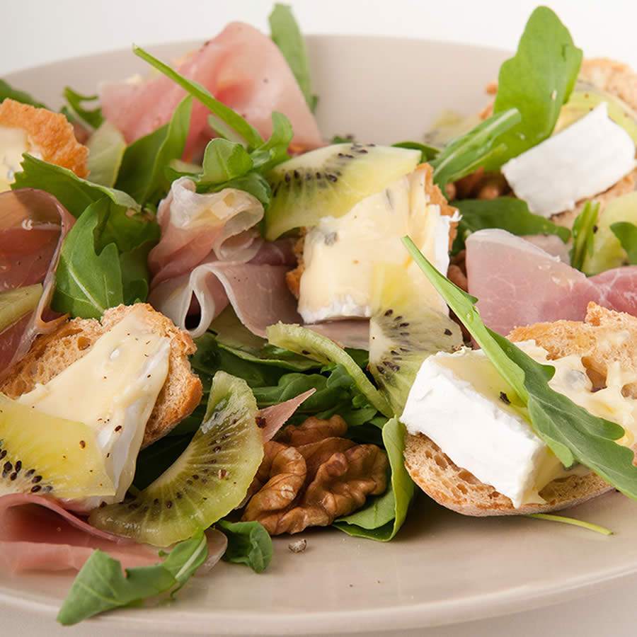 Salada de kiwi com presunto de Parma e queijo Cambozola Foto Zespri™